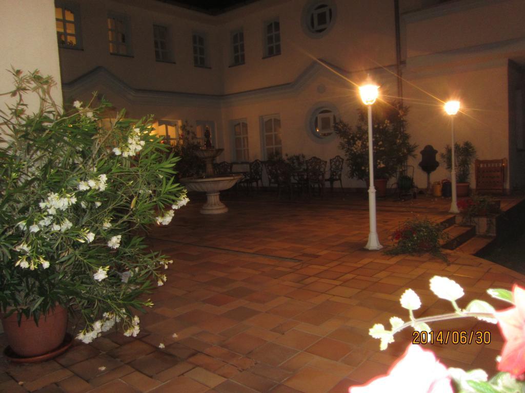 Csigahaz Panzio Hotel Gyula Buitenkant foto