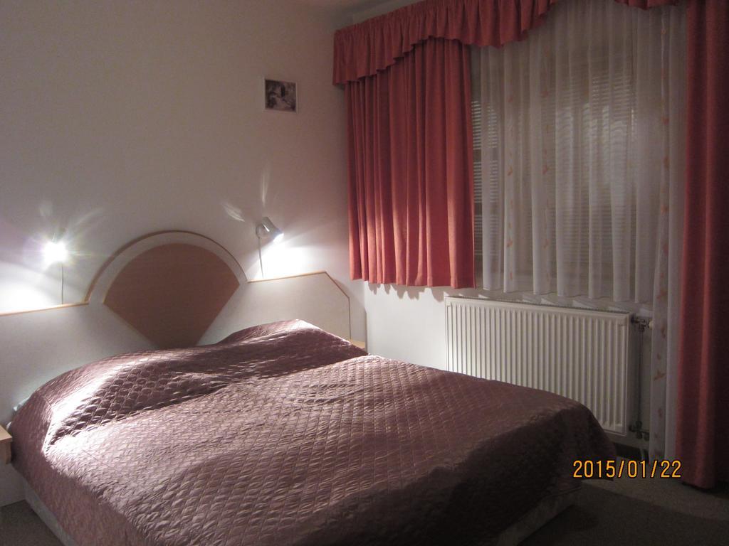 Csigahaz Panzio Hotel Gyula Buitenkant foto