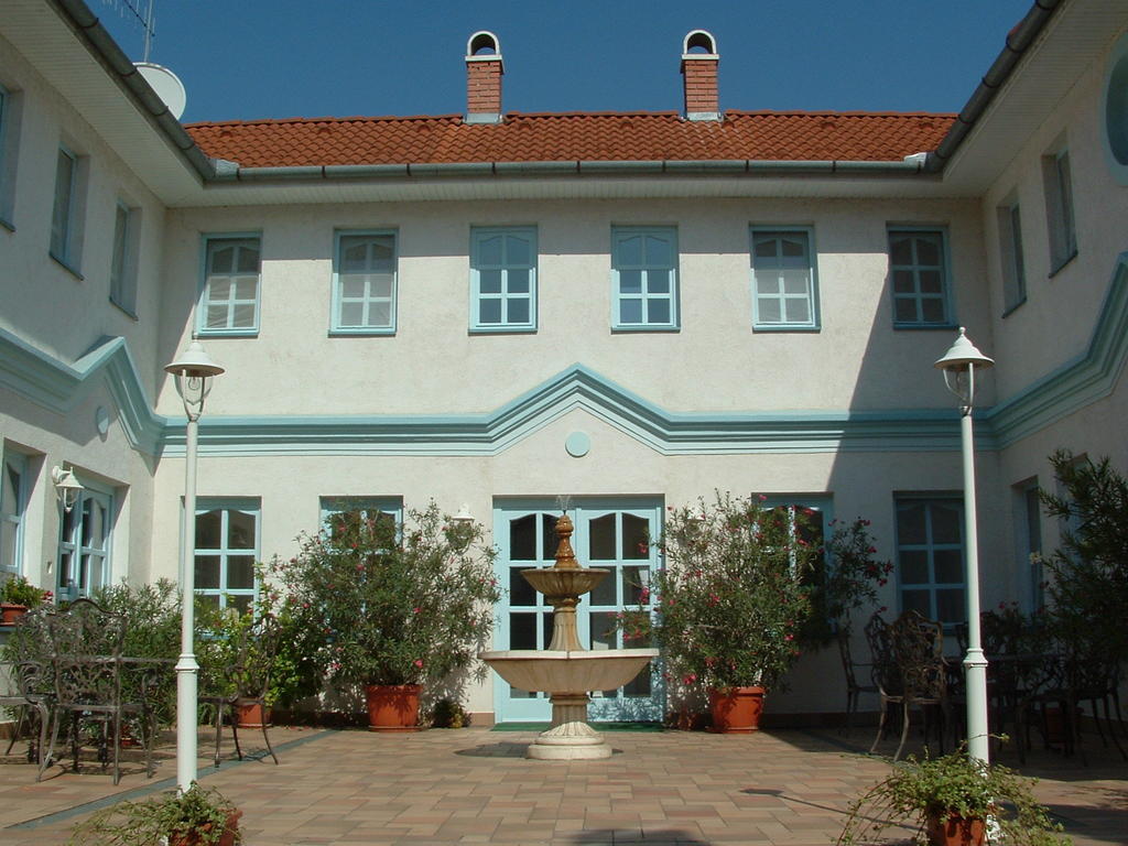 Csigahaz Panzio Hotel Gyula Buitenkant foto