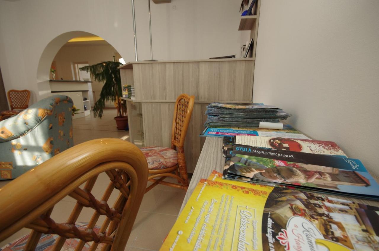 Csigahaz Panzio Hotel Gyula Buitenkant foto