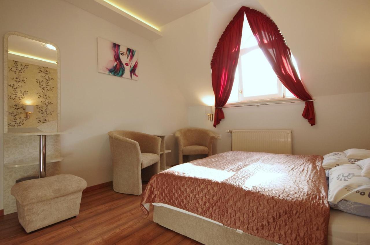 Csigahaz Panzio Hotel Gyula Buitenkant foto