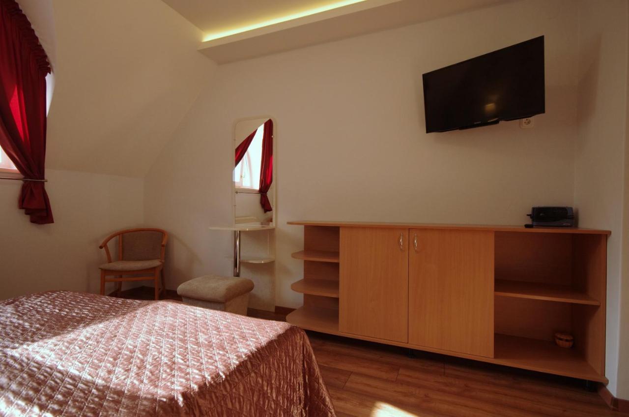 Csigahaz Panzio Hotel Gyula Buitenkant foto